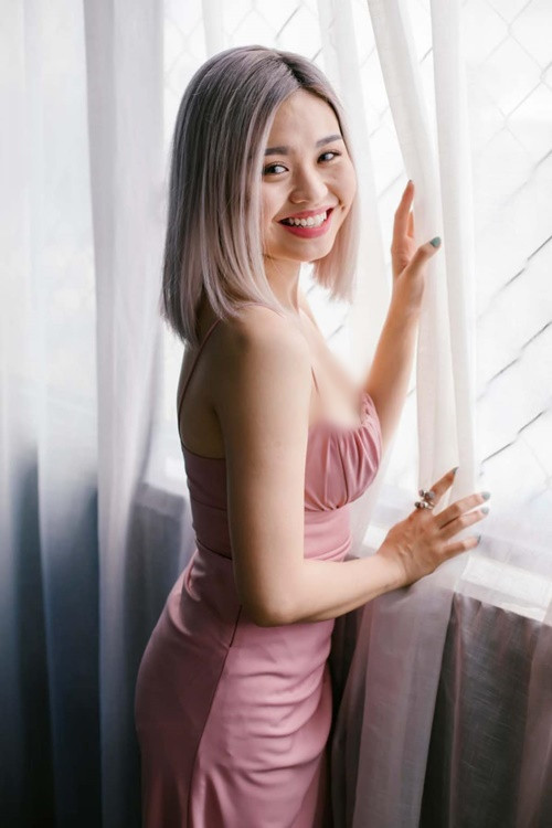 Diễn viên Lê Lộc bắt đầu lên sân khấu năm 3 tuổi. Cô thi đỗ vào Đại học Sân khấu Điện ảnh TP HCM nhưng học được hai năm thì bị đuổi vì chạy show quá nhiều.