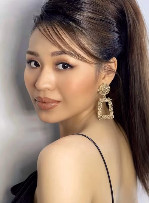 Nữ diễn viên sinh năm 1995 chuộng trang điểm nhẹ nhàng nhưng đôi khi thử phong cách sắc sảo.