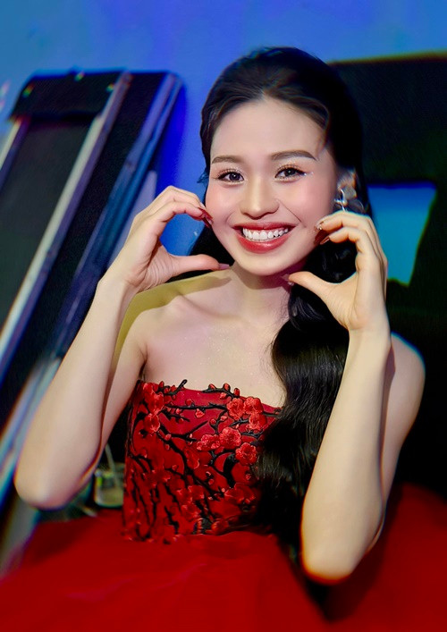 Nữ diễn viên sinh năm 1995 luôn tôn trọng và nghe theo ý kiến của bố mẹ trước những quyết định quan trọng của cuộc đời, kể cả chuyện tình cảm.