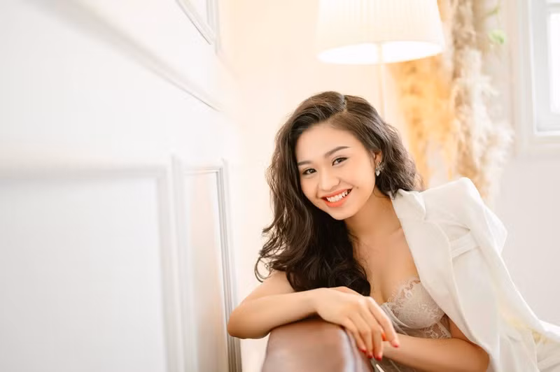 Ngoài là diễn viên sân khấu, Lê Lộc còn đóng phim truyền hình, làm MC.