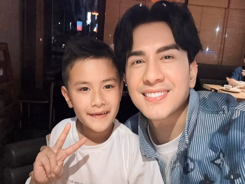 Vào tháng 11/2024, bé Thiên Từ và Đan Trường cùng tham gia một đêm nhạc từ thiện. Ảnh: FB Đan Trường.