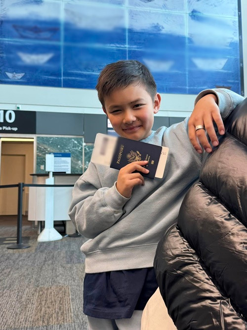 Trên trang cá nhân, doanh nhân Thủy Tiên chia sẻ hình ảnh bé Thiên Từ háo hức cho chuyến đi châu Âu để tham gia một đêm nhạc vào ngày 21/12 cùng ca sĩ Đan Trường. Ảnh: FB Thủy Tiên.