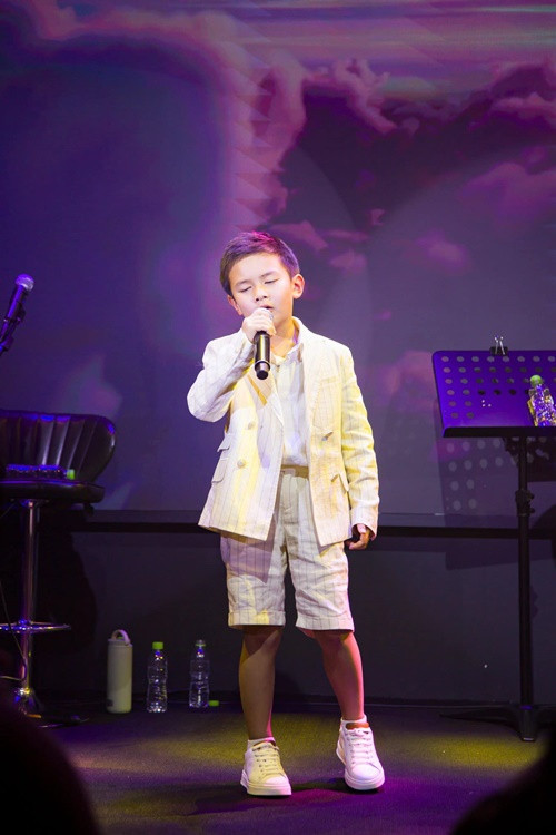 Con trai của Đan Trường - Thủy Tiên thuộc nhiều bài hát, biết đánh đàn piano. Ảnh: FB Thủy Tiên.