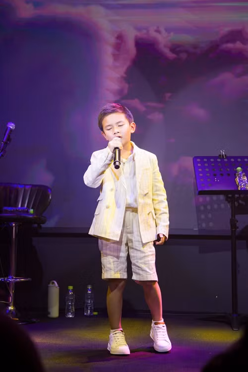 Con trai của Đan Trường - Thủy Tiên thuộc nhiều bài hát, biết đánh đàn piano. Ảnh: FB Thủy Tiên.