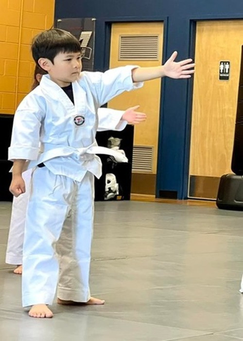 Bé Thiên Từ rất thích học các môn thể thao. Ảnh: FB Thủy Tiên.