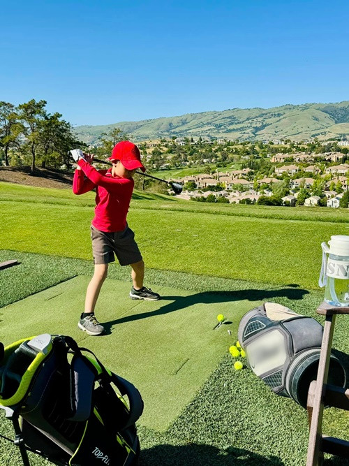 Dù còn nhỏ, con trai của Đan Trường học đánh golf - môn thể thao dành cho những người giàu có. Ảnh: FB Thủy Tiên.