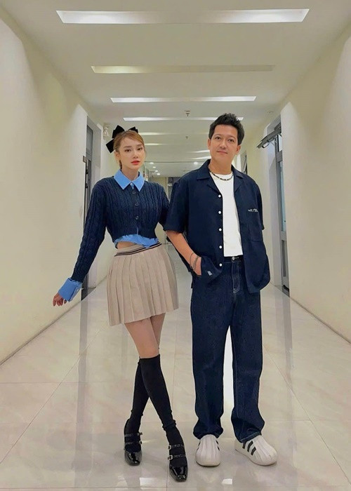 Cặp đôi thường xuyên ăn mặc đồng điệu khi xuất hiện bên nhau. Ảnh: FB Nhã Phương.