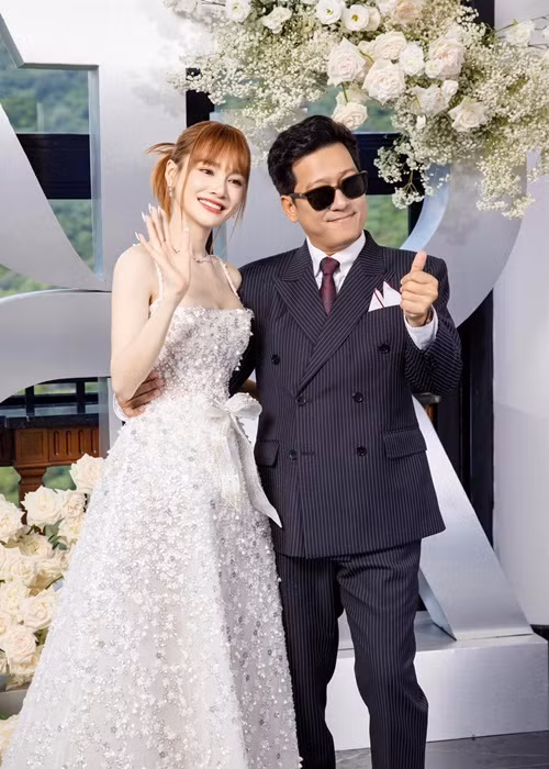 Mặc váy cúp ngực gợi cảm bên Trường Giang, Nhã Phương trở thành tâm điểm trong một sự kiện thời trang. Ảnh: FB Nhã Phương.