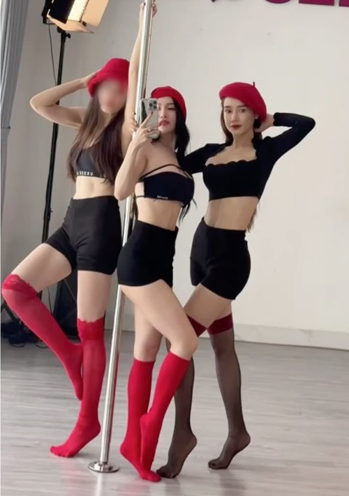 Gần đây, diễn viên Nhã Phương (ngoài cùng bên phải) chăm chỉ tập múa cột. Ảnh: Instagram Sĩ Thanh.