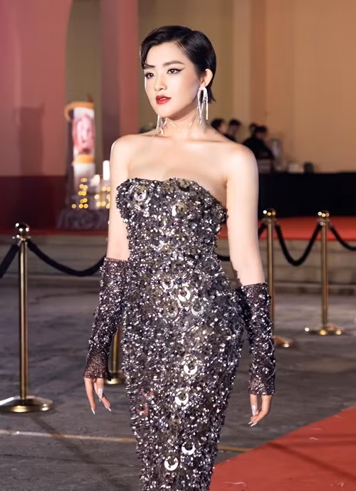 Chân dài sinh năm 1997 còn đóng phim. Người đẹp đã tốt nghiệp thủ khoa ngành diễn viên trường Đại học Sân khấu Điện ảnh TP HCM. Ảnh: FB Gia Hân.