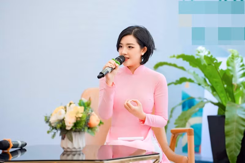 Gia Hân dẫn các chương trình như Bếp nhà mình, Mỗi ngày một bí quyết (HTV), Câu chuyện phái mạnh (VTV), Việt Nam quê hương tôi (ANTV). Ảnh: FB Gia Hân.