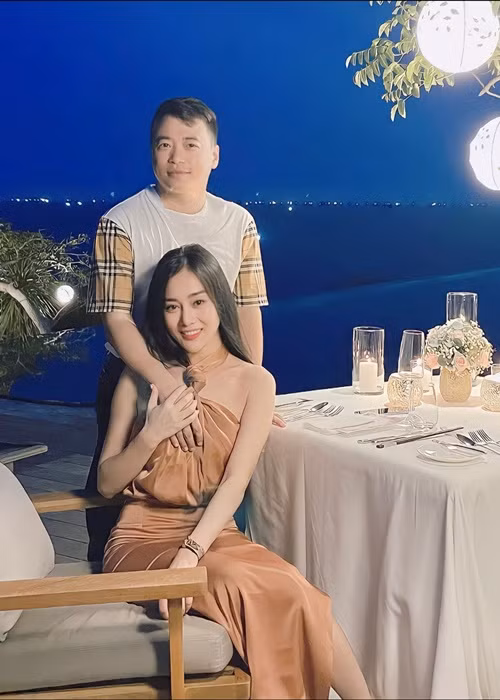 Phải tương tác với bạn nhảy nam, Phương Oanh không sợ Shark Bình ghen. Ảnh: FB Shark Bình.