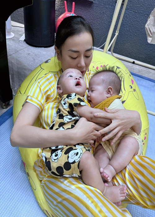 Cặp song sinh tiếp thêm năng lượng cho Phương Oanh khi thi nhảy. "Có lẽ may mắn lớn nhất đời của Oanh chính là luôn nhận được sự tin tưởng, ủng hộ, vỗ về từ người thân. Trước là bố mẹ, chị em giờ thêm chồng và đặc biệt là hai cục yêu của tôi. Mới 7 tháng tuổi đã biết vỗ về mẹ thế này đây. Muốn tan chảy mà", nữ diễn viên viết trên trang cá nhân. Ảnh: FB Phương Oanh.