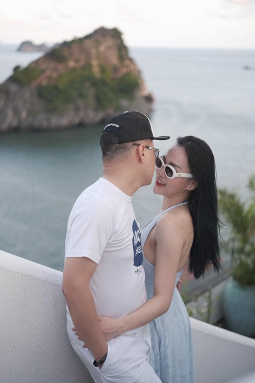 "Chồng Phương Oanh là người không biết ghen đâu (cười). Nói vui vậy thôi, anh luôn thấu hiểu cho tính chất công việc của tôi. Anh rất tôn trọng và ủng hộ sự nghiệp của vợ", Phụ Nữ Pháp Luật dẫn lời Phương Oanh. Ảnh: FB Phương Oanh.