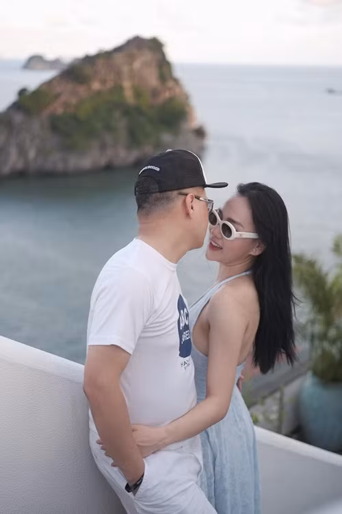 "Chồng Phương Oanh là người không biết ghen đâu (cười). Nói vui vậy thôi, anh luôn thấu hiểu cho tính chất công việc của tôi. Anh rất tôn trọng và ủng hộ sự nghiệp của vợ", Phụ Nữ Pháp Luật dẫn lời Phương Oanh. Ảnh: FB Phương Oanh.