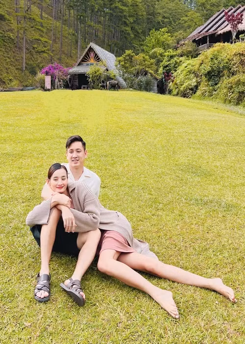 Đỗ An chiều chuộng Lê Thúy, anh chăm lo cho vợ từng bữa ăn, giấc ngủ. Đỗ An cũng thường xuyên dành những lời có cánh cho Lê Thúy trên trang cá nhân lẫn truyền thông. Ảnh: FB Đỗ An.