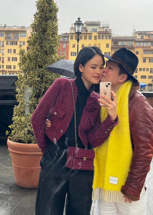 Nữ người mẫu khoe khoảnh khắc được chồng hôn má trong một chuyến du lịch. Ảnh: FB Tuyết Lan.