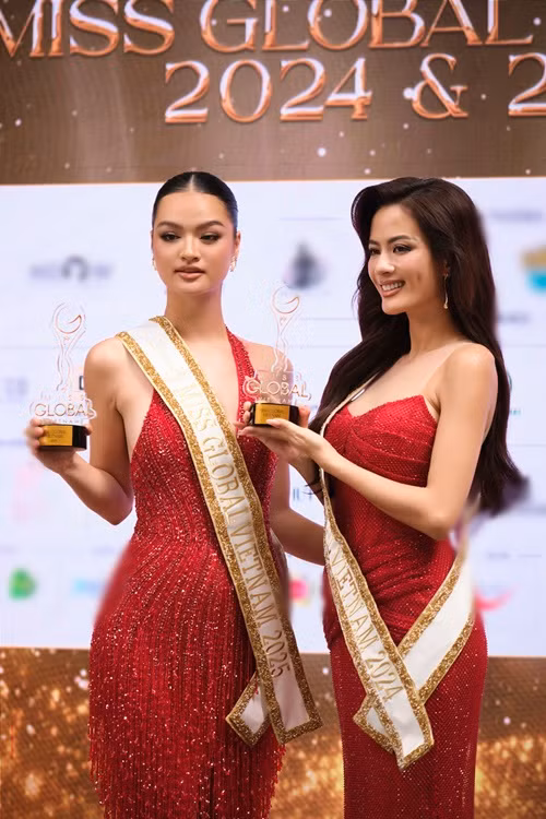 Top 2 của chương trình truyền hình thực tế thuộc khuôn khổ Miss Global Vietnam vừa lộ diện, gồm Nguyễn Đình Như Vân (phải) và Kiều Thị Thúy Hằng. Như Vân sẽ thi Miss Global 2024 còn Thúy Hằng đại diện Việt Nam ở Miss Global 2025. Ảnh: Yeah1.