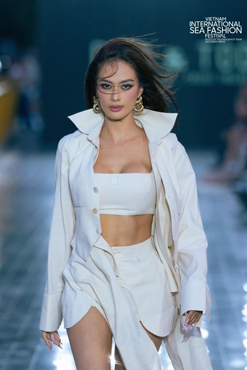 Hồ Ngọc Hà từng hết lời khen ngợi vóc dáng của Như Vân sau 2 lần sinh nở. "Bạn là một hình mẫu cho những người mẹ biết cách thay đổi tích cực hơn. Khi mình có ý thức gìn giữ và tập luyện, phụ nữ có hai hay ba con đều không thành vấn đề. Tôi và Như Vân là ví dụ", Saostar dẫn lời Hà Hồ. Ảnh: FB Như Vân.