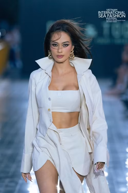 Hồ Ngọc Hà từng hết lời khen ngợi vóc dáng của Như Vân sau 2 lần sinh nở. "Bạn là một hình mẫu cho những người mẹ biết cách thay đổi tích cực hơn. Khi mình có ý thức gìn giữ và tập luyện, phụ nữ có hai hay ba con đều không thành vấn đề. Tôi và Như Vân là ví dụ", Saostar dẫn lời Hà Hồ. Ảnh: FB Như Vân.