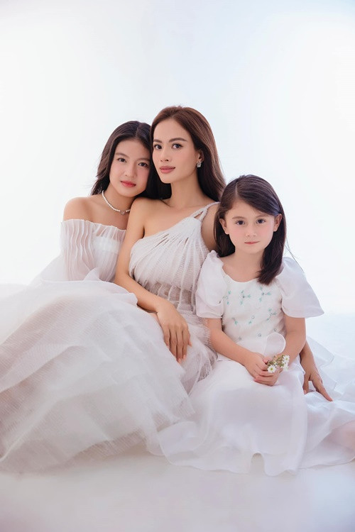 Hiện tại, nữ người mẫu có hai cô con gái Gia Gia và Bảo Bảo. Ảnh: FB Như Vân.