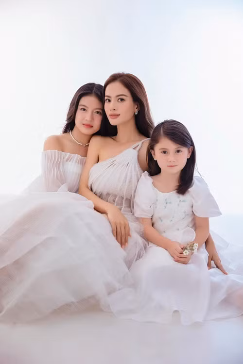 Hiện tại, nữ người mẫu có hai cô con gái Gia Gia và Bảo Bảo. Ảnh: FB Như Vân.