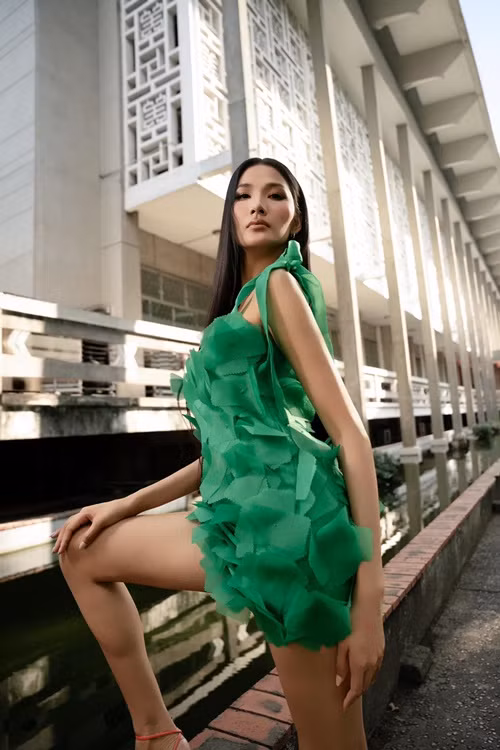 Hoàng Thùy còn đăng tải ảnh chụp đoạn tin nhắn có nội dung: "Thanh Hang doesn't want" khiến nhiều cư dân mạng cho rằng Hoàng Thùy tố Thanh Hằng. Ảnh: FB Hoàng Thùy.