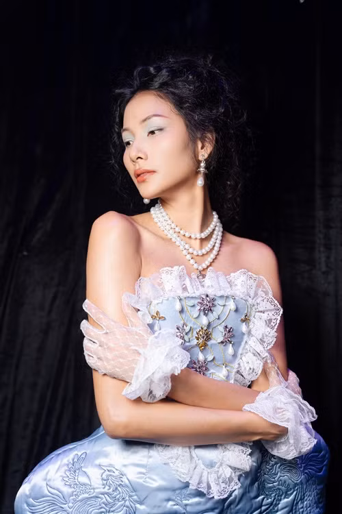 Hoàng Thùy giải trình biểu tượng rắn hay tên các bộ phim Chị chị em em, Mỹ nhân kế được dùng để miêu tả câu chuyện. Hoàng Thùy nói thêm ở Việt Nam có rất nhiều người tên Thanh Hằng, chứ cô không đề cập đến siêu mẫu Thanh Hằng. Ảnh: FB Hoàng Thùy.