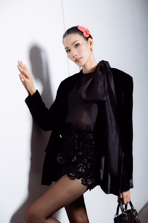 Tháng 7/2024, trên trang cá nhân, Hoàng Thùy nói bóng gió bị người trong showbiz chèn ép, loại bỏ khỏi vị trí giám khảo một cuộc thi. Sau đó, dược sĩ Tiến - nhà sản xuất của Miss Universe Vietnam - thừa nhận anh là người từ chối nàng hậu. Phía Hoàng Thùy cho biết, dược sĩ Tiến không phải là người bị cô tố. Ảnh: FB Hoàng Thùy.