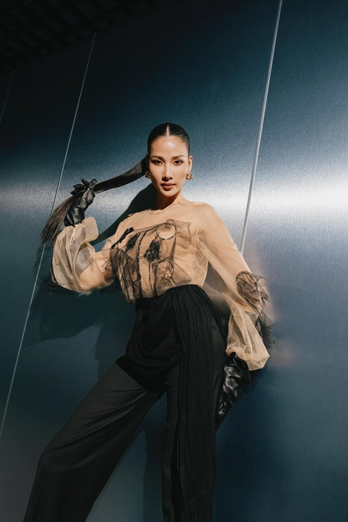 Mới đây, theo Vietnamnet, Sở Thông tin và Truyền thông TPHCM gửi công văn đến Thanh Hằng trả lời đơn đề nghị của cô ngày 1/11 về việc xử lý thông tin sai sự thật trên trang Facebook tên “Hoàng Thùy”. Theo đó, ngày 3/12, Sở làm việc với Hoàng Thùy. Tại buổi gặp, Hoàng Thùy nói nội dung các bài viết tháng 7/2024 không đề cập đến Thanh Hằng. Ảnh: FB Hoàng Thùy.