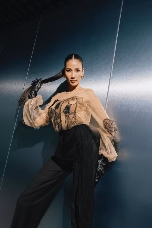 Mới đây, theo Vietnamnet, Sở Thông tin và Truyền thông TPHCM gửi công văn đến Thanh Hằng trả lời đơn đề nghị của cô ngày 1/11 về việc xử lý thông tin sai sự thật trên trang Facebook tên “Hoàng Thùy”. Theo đó, ngày 3/12, Sở làm việc với Hoàng Thùy. Tại buổi gặp, Hoàng Thùy nói nội dung các bài viết tháng 7/2024 không đề cập đến Thanh Hằng. Ảnh: FB Hoàng Thùy.