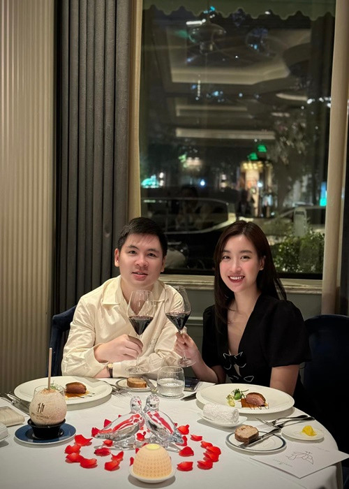 Vợ chồng Đỗ Mỹ Linh thi thoảng "trốn con" ra ngoài ăn uống, đi du lịch nước ngoài. Ảnh: FB Vinh Quang.