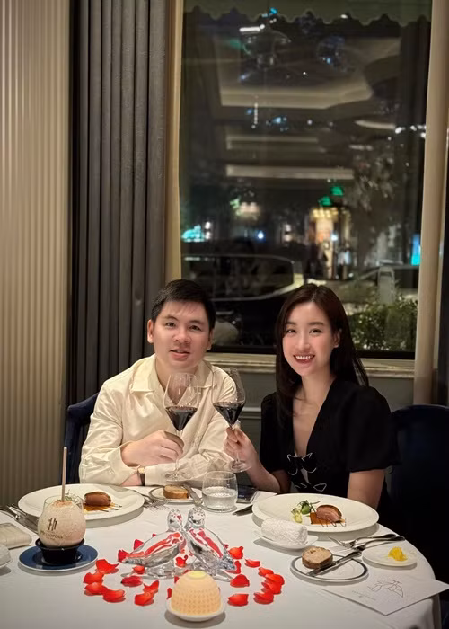 Vợ chồng Đỗ Mỹ Linh thi thoảng "trốn con" ra ngoài ăn uống, đi du lịch nước ngoài. Ảnh: FB Vinh Quang.