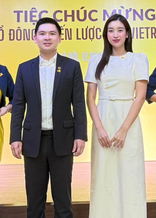 Trước khi lập gia đình, Đỗ Mỹ Linh là Hoa hậu Việt Nam 2016, tốt nghiệp Đại học Ngoại thương Hà Nội. Hiện tại, cô kinh doanh, tham gia các sự kiện. Theo Tiền Phong, Đỗ Vinh Quang giữ chức Chủ tịch CLB Hà Nội khi mới 25 tuổi, là chủ tịch câu lạc bộ trẻ nhất lịch sử bóng đá Việt Nam. Ảnh: FB Vinh Quang. 