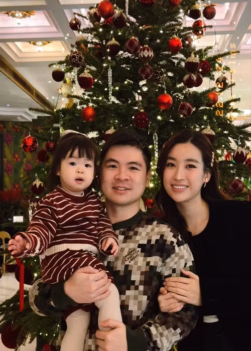 Biệt thự của nhà chồng Đỗ Mỹ Linh xa hoa trong mùa Giáng sinh. Ảnh: FB Mỹ Linh.