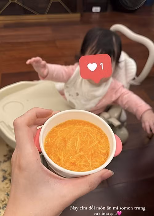 Trong biệt thự, Mỹ Linh tự tay nấu ăn cho con gái. Nàng hậu cho ái nữ ăn theo nhu cầu và không bao giờ ép con ăn. Mỹ Linh còn thay đổi nhiều món. Nhiều người khen ngợi nàng hậu là bà mẹ bỉm sữa khéo nấu ăn. Ảnh: Phụ Nữ Pháp Luật.