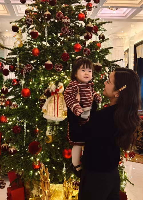 Hoa hậu Mỹ Linh thi thoảng đăng tải hình ảnh cuộc sống của cô trong cơ ngơi nhà chồng. Mới đây, người đẹp chia sẻ hình ảnh cùng chồng con đón Giáng sinh trong biệt thự. Ảnh: FB Mỹ Linh.