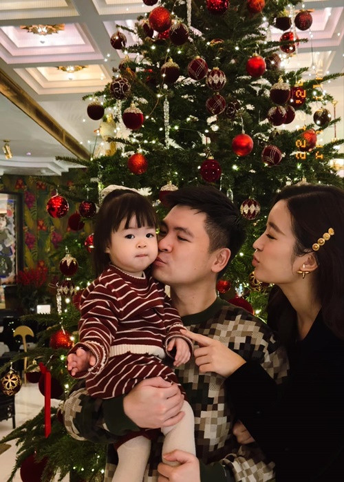 "Christmas is coming to our little home" (Tạm dịch: Giáng sinh đang đến ngôi nhà nhỏ của chúng tôi), Mỹ Linh viết. Ảnh: FB Mỹ Linh.