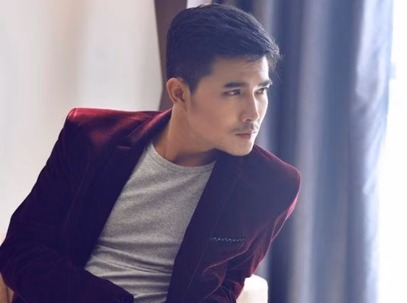 Quang Sự được quan tâm khi đóng vai phản diện Nghĩa trong phim Trạm cứu hộ trái tim năm 2024. Anh hiện tại lọt top 10 đề cử Diễn viên nam ấn tượng tại VTV Awards 2024. Quang Sự từng theo học Trường Đại học Sân khấu - Điện ảnh Hà Nội, tốt nghiệp khoa diễn xuất Đại học Nghệ thuật Quốc gia Hàn Quốc.