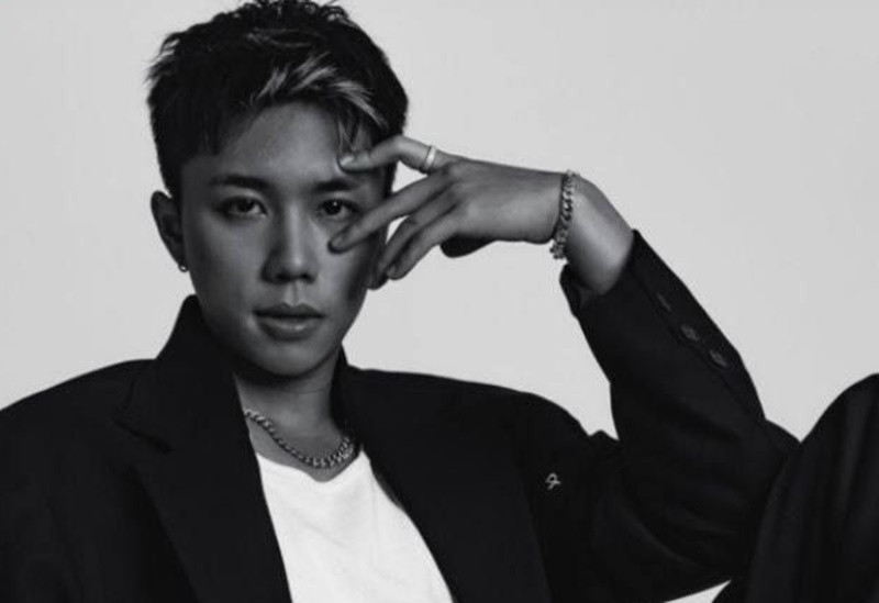 Long Vũ gây sốt với vai nam chính Chải trong Đi giữa trời rực rỡ sau khi đóng nhiều vai phụ. Hiện tại, con trai Vân Dung lọt top 10 đề cử Diễn viên nam ấn tượng tại VTV Awards 2024.