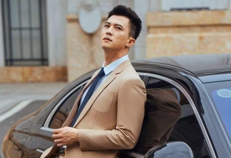 Với vai Long trong Độc đạo, Hà Việt Dũng cũng lọt top 10 đề cử Diễn viên nam ấn tượng tại VTV Awards 2024. Trước đó, anh từng đóng Ngược chiều nước mắt, Lựa chọn số phận, Anh có phải đàn ông không, Hãy nói lời yêu, Bão ngầm.