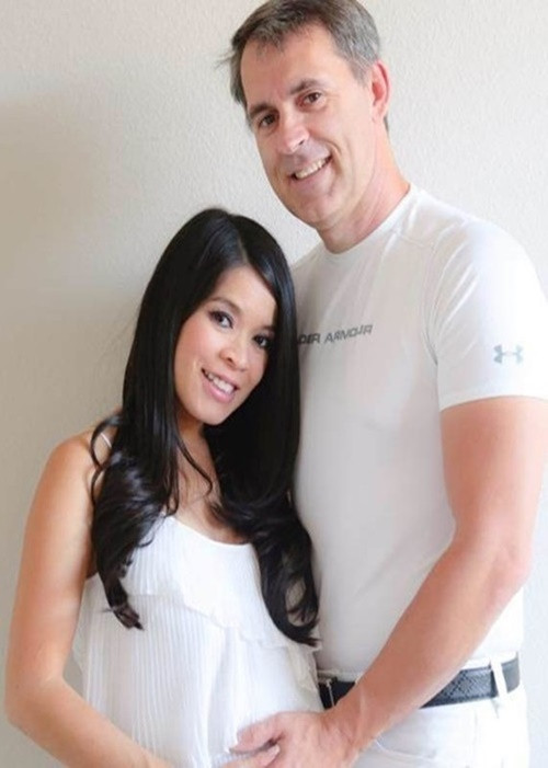 Ít ngày trước, Đàm Vĩnh Hưng thừa nhận trong lúc nóng giận, anh đã quyết định kiện vị tỷ phú, khiến sự việc bị đẩy đi quá xa. Để tránh thông tin tiêu cực, những điều không hay xảy ra, Đàm Vĩnh Hưng rút đơn kiện. Theo Znews, phía ông Gerard cho biết, ông vẫn kiện ngược Đàm Vĩnh Hưng với yêu cầu bồi thường 1 USD. Ảnh: Phụ Nữ Việt Nam.