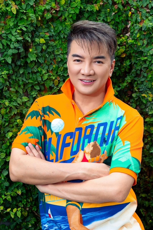 2 tháng sau khi vướng lùm xùm trang phục, Đàm Vĩnh Hưng bị xử phạt hành chính 27,5 triệu đồng vì đã biểu diễn nghệ thuật sử dụng trang phục, từ ngữ, âm thanh, hình ảnh, động tác, phương tiện biểu đạt, hình thức biểu diễn hành vi trái với thuần phong, mỹ tục của dân tộc; Tác động tiêu cực đến đạo đức, sức khỏe cộng đồng và tâm lý xã hội. Ảnh: FB Đàm Vĩnh Hưng.