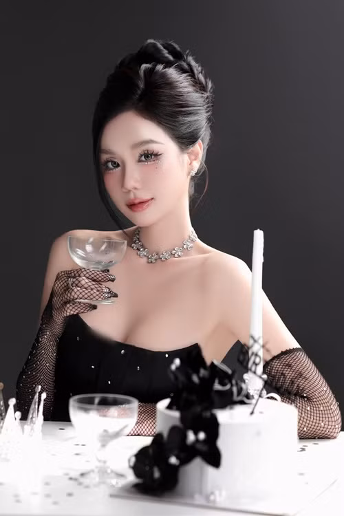 Bà mẹ trẻ chăm chút vẻ ngoài, chuộng váy áo tôn đường cong hình thể. Ảnh: FB Bảo Ngọc.