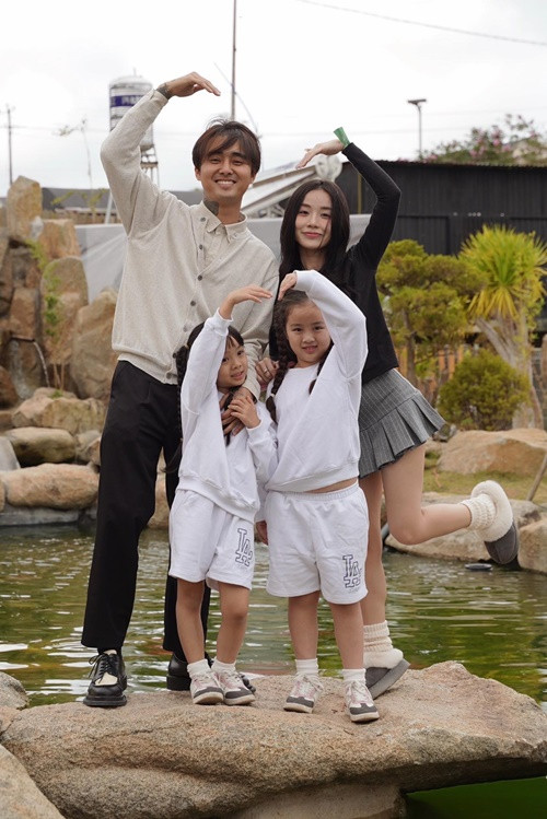 Không ít lần cô khoe được bạn trai hỗ trợ việc chăm sóc các con. Ảnh: FB Bảo Ngọc.