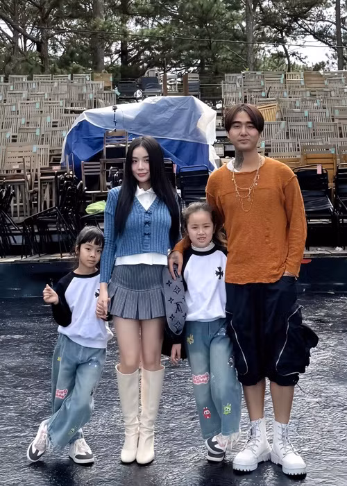 Đạt G cùng Bảo Ngọc và hai con thường xuyên đi du lịch. Ảnh: FB Bảo Ngọc.