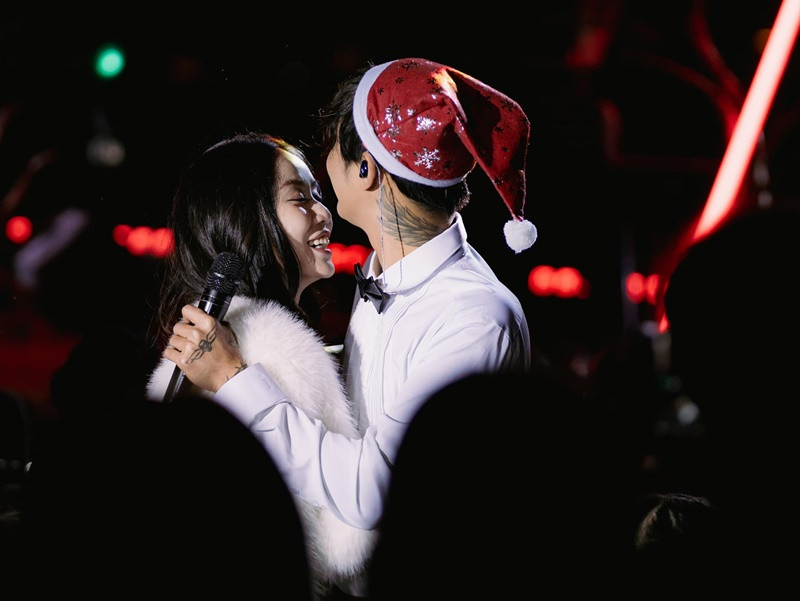 Ít ngày trước, Đạt G tổ chức sinh nhật cho Bảo Ngọc ngay trên sân khấu. "Từ một người khô khan ngày trước vì chỉ thích hành động, mà giờ hát sinh nhật bất ngờ cho em giữa đông người, anh đã thay đổi", Bảo Ngọc chia sẻ. Ảnh: FB Đạt G.