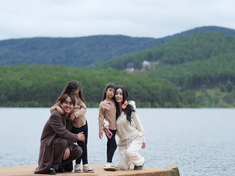 Hai con riêng của Bảo Ngọc quấn quýt Đạt G, gọi nam rapper là ba. Ảnh: FB Đạt G.