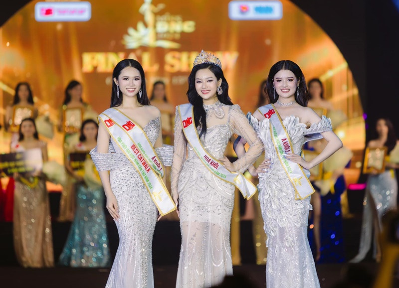 Trước khi đoạt danh hiệu á hậu Hoa hậu Đồng bằng sông Cửu Long 2024, Hải Lam đăng quang Hoa khôi Đại học Nam Cần Thơ 2024. Ảnh: FB Hải Lam.