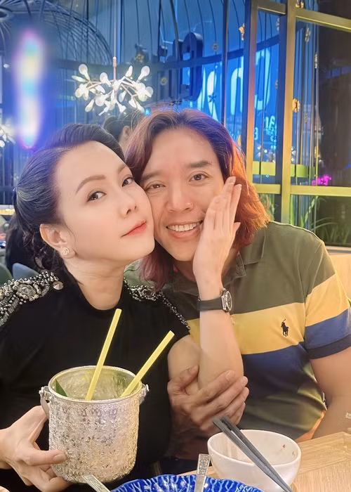 Vợ chồng Việt Hương bên nhau như hình với bóng. Ảnh: FB Việt Hương.